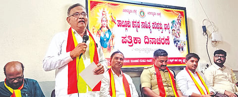 ಭಾಲ್ಕಿಯ ವಿದ್ಯಾಭಾರತಿ ಪಬ್ಲಿಕ್​ ಶಾಲೆಯಲ್ಲಿ ಶನಿವಾರ ಆಯೋಜಿಸಿದ್ದ ಪತ್ರಿಕಾ ದಿನಾಚರಣೆಯಲ್ಲಿ ಕನ್ನಡ ಸಾಹಿತ್ಯ ಪರಿಷತ್​ ತಾಲೂಕು ಅಧ್ಯಕ್ಷ ನಾಗಭೂಷಣ ಮಾಮಡಿ ಮಾತನಾಡಿದರು. ಡಿವೈಎಸ್​ಪಿ ಬಲ್ಲಪ್ಪ ನಂದಗಾವಿ, ರೋಹಿತ್​ ವೈರಾಗೆ ಇತರರದ್ದರು.