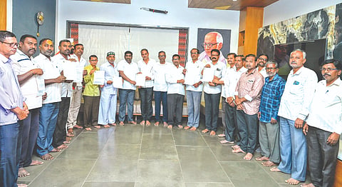 ಬೋರಗಾಂವ ಪಟ್ಟಣದಲ್ಲಿ ಕೃಷಿ ಸಂಘಕ್ಕೆ ಹೊಸದಾಗಿ ನಾಮನಿರ್ದೇಶನಗೊಂಡ ನಿರ್ದೇಶಕರಿಗೆ ಆಯ್ಕೆ ಪತ್ರ ವಿತರಿಸಲಾಯಿತು. ಶರದ ಜಂಗಟೆ, ಎಸ್.ಬಿ.ಪಾಟೀಲ, ಅಜಿತ ತೇರದಾಳೆ, ಅಜಿತ ಕಾಂಬಳೆ ಇತರರಿದ್ದರು.