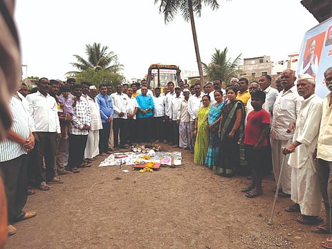 ಮಂಗೂರಿನಲ್ಲಿ ರಸ್ತೆ ಕಾಮಗಾರಿಗೆ ಹಾಲಶುಗರ್ ನಿರ್ದೇಶಕ ಅಪ್ಪಾಸಾಹೇಬ ಜೊಲ್ಲೆ ಚಾಲನೆ ನೀಡಿದರು. ಪವನ ಪಾಟೀಲ, ಶರದ ಜಂಗಟೆ, ದೇವಪ್ಪ ದೇವಕಾತ, ಸಂದೀಪ ಪಾಟೀಲ, ದೇವದತ್ತ ರಾಜಹಂಸ ಇತರರಿದ್ದರು.