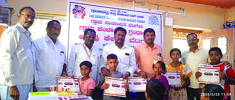 ಬೆಟಗೇರಿ ಗ್ರಾಪಂ ಗ್ರಂಥಾಲಯ ಮತ್ತು ಅರಿವು ಕೇಂದ್ರದಲ್ಲಿ ಗ್ರಾಮೀಣ ಮಕ್ಕಳ ಬೇಸಿಗೆ ಶಿಬಿರದ ಸಮಾರೋಪ ಸಮಾರಂಭ ಜರುಗಿತು. ಬಸವರಾಜ ಪಣದಿ, ಲಖನ ಚಂದರಗಿ, ಮಾರುತಿ ತಳವಾರ, ರಾಮಣ್ಣ ಮುಧೋಳ ಇತರರಿದ್ದರು.