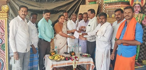 ಮರದೂರು ಶ್ರೀ ಆದಿಶಕ್ತಿ ತೋಪಿನಮ್ಮ ಹಾಗೂ ಶ್ರೀ ವೀರಭದ್ರೇಶ್ವರ ಸ್ವಾಮಿ ದೇವಸ್ಥಾನದ ಜೀರ್ಣೋದ್ಧಾರಕ್ಕೆ ಸಹಾಯಧನದ ಚೆಕ್ ಅನ್ನು ಶ್ರೀ ಕ್ಷೇತ್ರ ಧರ್ಮಸ್ಥಳ ಗ್ರಾಮಾಭಿವೃದ್ಧಿ ಯೋಜನೆಯ ಜಿಲ್ಲಾ ನಿರ್ದೇಶಕಿ ಲೀಲಾವತಿ ದೇವಸ್ಥಾನ ಸಮಿತಿಗೆ ಹಸ್ತಾಂತರ ಮಾಡಿದರು. ಸಂತೋಷ್ ಕುಮಾರ್, ಜವರೇಗೌಡ ಇತರರು ಇದ್ದರು. 