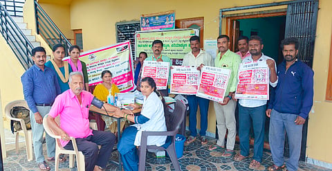 ಚಪ್ಪರದಹಳ್ಳಿ ಗ್ರಾಮ ಪಂಚಾಯಿತಿ ಆವರಣದಲ್ಲಿ ಆರೋಗ್ಯ ಇಲಾಖೆ ವತಿಯಿಂದ ಶುಕ್ರವಾರ  ಹಮ್ಮಿಕೊಂಡಿದ್ದ ತಪಾಸಣೆ ಶಿಬಿರದಲ್ಲಿ ಆರೋಗ್ಯ ನಿರೀಕ್ಷಕ ಎಚ್.ಎಸ್. ರವಿ,  ಆಪ್ತ ಸಮಾಲೋಚಕರಾದ ರೇಖಾ, ಪ್ರಕಾಶ್ ಇತರರು ಇದ್ದರು. 
