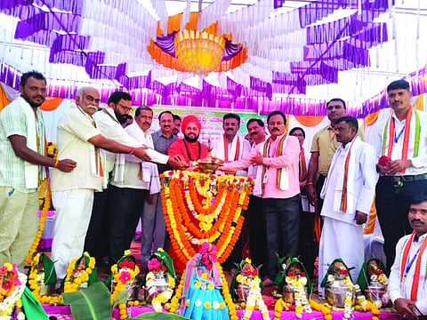  ಬುಡರಕಟ್ಟಿ ಗ್ರಾಮದಲ್ಲಿ ಮಂಗಳವಾರ ಹಮ್ಮಿಕೊಂಡಿದ್ದ ಸಾಮೂಹಿಕ ವರಮಹಾಲಕ್ಷ್ಮೀ ಪೂಜೆಯನ್ನು ಗಣ್ಯರು ಉದ್ಘಾಟಿಸಿದರು. ಪ್ರಭು ನೀಲಕಂಠ ಸ್ವಾಮೀಜಿ, ಶಾಸಕ ಮಹಾಂತೇಶ ಕೌಜಲಗಿ, ಡಾ.ವಿಶ್ವನಾಥ ಪಾಟೀಲ, ಮಹಾಂತೇಶ ಕಮತ, ರತ್ನಾ ಗೋದಿ, ವಿಜಯಕುಮಾರ ಇತರರಿದ್ದರು.