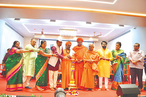 ಯಕ್ಸಂಬಾದಲ್ಲಿ ಆಯೋಜಿಸಿದ್ದ ಪ್ರೇರಣಾ ಉತ್ಸವಕ್ಕೆ ಪೂಜ್ಯರು ಹಾಗೂ ಡಿಸಿಸಿ ಬ್ಯಾಂಕ್ ಅಧ್ಯಕ್ಷ ಅಣ್ಣಾಸಾಹೇಬ ಜೊಲ್ಲೆ, ಶಾಸಕಿ ಶಶಿಕಲಾ ಜೊಲ್ಲೆ ಚಾಲನೆ ನೀಡಿದರು. ಶ್ರದ್ಧಾನಂದ ಸ್ವಾಮೀಜಿ, ಶಿವಬಸವ ಸ್ವಾಮೀಜಿ, ಜ್ಯೋತಿಪ್ರಸಾದ ಜೊಲ್ಲೆ, ಬಸವಪ್ರಸಾದ ಜೊಲ್ಲೆ ಉಪಸ್ಥಿತರಿದ್ದರು.