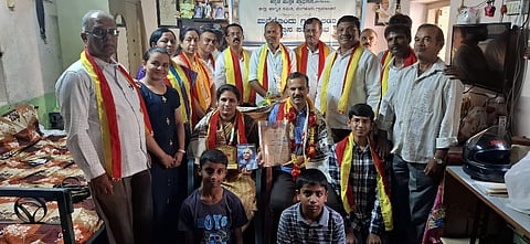 ದೊಡ್ಡಬಳ್ಳಾಪುರದ ವನ್ನಿಗರ ಪೇಟೆಯ ಸಿ.ನಟರಾಜ್​ ನಾಗದಳ ಮತ್ತು ಕೌಸಲ್ಯಾ ನಟರಾಜ್​ ಮನೆಯಲ್ಲಿ ಕನ್ನಡ ಮತ್ತು ಸಂಸ್ಕೃತಿ ಇಲಾಖೆಯ ಕನ್ನಡ ಪುಸ್ತಕ ಪ್ರಾಧಿಕಾರದ ಮನೆಗೊಂದು ಗ್ರಂಥಾಲಯ ಅನುಷ್ಠಾನ ಕಾರ್ಯಕ್ರಮ ನಡೆಯಿತು. ಗ್ರಂಥಾಲಯ ಜಾಗೃತ ಸಮಿತಿಯ ಸದಸ್ಯರಾದ ಪ್ರಮೀಳಾ ಮಹಾದೇವ್​, ರಬ್ಬನಹಳ್ಳಿ ಕೆಂಪಣ್ಣ, ಗೌಹರ್​ ಜಾನ್​, ನಗರಸಭಾ ಸದಸ್ಯ ಲ್ಮಪತಿ, ನಂ.ಮಹಾದೇವ್​ ,ನುನ್ನ ನಾಗರಾಜು, ಚಿದಾನಂದ್​, ಗಿರೀಶ್​ ಇದ್ದರು. 