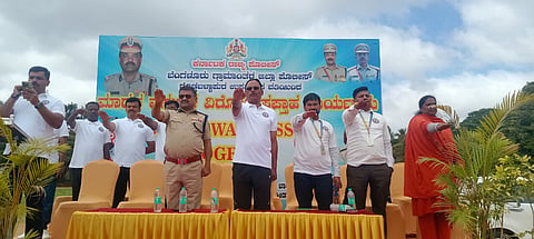 ದೊಡ್ಡಬ್ಳಾಪುರದಲ್ಲಿ ಹಮ್ಮಿಕೊಂಡಿದ್ದ ಮಾದಕ ವಸ್ತುಗಳ ವಿರೋಧಿ ಸಪ್ತಾಹದ ಪ್ರಯುಕ್ತ ಆಯೋಜಿಸಿದ್ದ ಸಭೆಯಲ್ಲಿ ವಿದ್ಯಾರ್ಥಿಗಳಿಗೆ ಪ್ರತಿಜ್ಞಾ ವಿಧಿ ಬೋಧಿಸಲಾಯಿತು. ಜಾಲಪ್ಪ ಶಿಕ್ಷಣ ಸಂಸ್ಥೆ ಉಪಾಧ್ಯಕ್ಷ ರಾಜೇಂದ್ರ, ಪೊಲೀಸ್​ ಇನ್​ಸ್ಪೆಕ್ಟರ್​ಗಳಾದ ಅಮರೇಶ್​ ಗೌಡ, ಕಲ್ಲಪ್ಪ, ಮುತ್ತುರಾಜ್​, ಶ್ರೀನಿವಾಸ್​, ಲಕ್ಷಿ$್ಮನಾರಾಯಣ್​, ಶಬರೀಶ್​, ವಿದ್ಯಾರ್ಥಿಗಳು, ಸಿಬ್ಬಂದಿ ಇದ್ದರು.