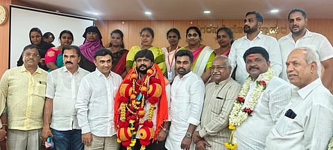 ದೊಡ್ಡಬಳ್ಳಾಪುರ ನಗರಸಭೆ ನೂತನ ಉಪಾಧ್ಯಕ್ಷರಾಗಿ ಬಂತಿ ವೆಂಕಟೇಶ ಆಯ್ಕೆಯಾದರು. ಸಂಸದ ಡಾ.ಕೆ. ಸುಧಾಕರ್​, ಶಾಸಕ ಧೀರಜ್​ ಮುನಿರಾಜು, ನಗರಸಭೆ ಅಧ್ಯಕ್ಷೆ ಸುಮಿತ್ರಾ, ಸದಸ್ಯರು, ಜೆಡಿಎಸ್​ ಮುಖಂಡರು ಇದ್ದರು.