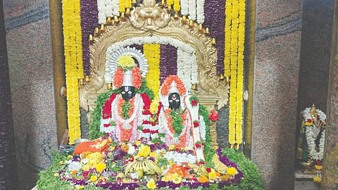 ದೊಡ್ಡಬಳ್ಳಾಪುರ ತಾಲೂಕಿನ ಪಾಲನಜೋಗಿಹಳ್ಳಿಯ ಪಾಂಡುರಂಗಸ್ವಾಮಿಗೆ ಏಕಾದಶಿ ಪ್ರಯುಕ್ತ ವಿಶೇಷ ಅಲಂಕಾರ ಮಾಡಲಾಗಿತ್ತು.