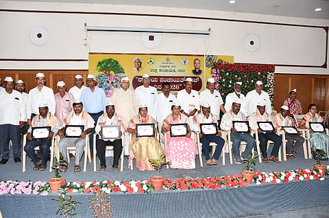   ಗದಗ ಜಿಲ್ಲಾಡಳಿತ ಭವನದಲ್ಲಿ ಜರುಗಿದ ಪಂಚಾಯತ್​ ರಾಜ್​ ದಿನಾಚರಣೆಯಲ್ಲಿ ಸಾಧಕರನ್ನು ಸನ್ಮಾನಿಸಲಾಯಿತು. ಡಿ.ಆರ್​. ಪಾಟೀಲ, ಸಿ.ಎನ್​. ಶ್ರೀಧರ, ವಾಸಣ್ಣ ಕುರಡಗಿ, ಸಿದ್ದು ಪಾಟೀಲ, ಪ್ರೊ. ಜೆ. ಕೆ.  ಜಮಾದಾರ, ಅಪರ ಜಿಲ್ಲಾಧಿಕಾರಿ ಡಾ. ದುರಗೇಶ ಕೆ. ಆರ್​, ಡಿಎಸ್​ ಸಿ. ಆರ್​.  ಮುಂಡರಗಿ, ಎಂ. ವೈ ಪಾಟೀಲ  ಇತರರು ಇದ್ದರು.
