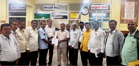 ಪ್ರಾಥಮಿಕ ಶಾಲಾ ಶಿಕ್ಷಕರ ವಿವಿಧ ಬೇಡಿಕೆಗೆ ಆಗ್ರಹಿಸಿ ಪ್ರಾಥಮಿಕ ಶಾಲಾ ಶಿಕ್ಷಕರ ಸಂದಿಂದ ಡಿಡಿಪಿಐ ಆರ್​. ಎಸ್​. ಬುರಡಿ ಅವರಿಗೆ ಮನವಿ ಸಲ್ಲಿಸಲಾಯಿತು. ವಿ. ಎಂ. ಹಿರೇಮಠ, ಎಸ್​.ಆರ್​. ಬಂಡಿ, ಎಂ. ಪಿ. ಶೀರನಳ್ಳಿ, ವಿ. ಸಿ. ಉಳ್ಳಾಗಡ್ಡಿ, ಬಿ. ಬಿ. ಹಡಪದ, ಎಂ. ಪಿ. ಮೋಹನ, ಎನ್​. ಎಚ್​. ಪಾಟೀಲ, ಎಸ್​.ಎಂ. ಬಸೇಗೌಡ್ರ, ಎಸ್​. ಎಸ್​. ಲಕೊಪ್ಪ, ಎಸ್​. ಪಿ. ಕುರಿ ಇತರರು ಇದ್ದರು.