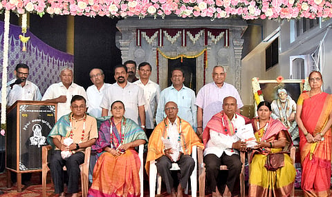  ಗದಗ ಶಿರಿಡಿ ಸಾಯಿಬಾಬಾ ಮಂದಿರದಲ್ಲಿ ಏರ್ಪಡಿಸಿದ್ದ ಪ್ರವಚನ ಮಾಲಿಕೆಯಲ್ಲಿ ಸಾಧಕರನ್ನು ಸನ್ಮಾನಿಸಲಾಯಿತು. ಡಾ. ಎಸ್​. ಬಿ. ಶೆಟ್ಟರ, ಮಹೇಶಗೌಡ ತಲೇಗೌಡ್ರ, ಅಮೃತ ವಾಲಿ ಇತರರು ಇದ್ದರು.