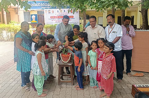 ಗದಗ ಸರ್ಕಾರಿ ಶಾಲೆ ನಂ.10ರಲ್ಲಿ ಜಿಲ್ಲೇ ಮಟ್ಟದ ಬೇಸಿಗೆ ಶಿಬಿರವನ್ನು ಸಿ. ಎಸ್​. ಶಿವನಗೌಡರ ಉದ್ಘಾಟಿಸಿರು. ರಾಧಾ ಮಣ್ಣೂರು, ದೇವೇಂದ್ರಕುಮಾರ ಹೊಸಕೇರಿ, ರವಿ ಉಮಚಗಿ ಇತರರು ಇದ್ದರು.