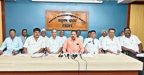 ನಗರದ ಗಂಗಾಪೂರ ಪೇಟೆಯ ದುರ್ಗಾದೇವಿ ಜಾತ್ರಾ ಮಹೋತ್ಸವ ಕುರಿತು ಸಿದ್ದಪ್ಪ ಪಲ್ಲೇದ ಸುದ್ದಿಗೋಷ್ಠಿ ನಡೆಸಿದರು. ಅನಿಲಕುಮಾರ ಸಿದ್ದಮ್ಮನಹಳ್ಳಿ, ಈಶ್ವರ ಕೋಟೆ, ರವಿ ಶಿದ್ಲಿಂಗ, ಎಂ. ಎಸ್​ ಪಾಟೀಲ, ಬಸವರಾಜ ಬೆಳದಡಿ, ಯಮನಪ್ಪ ಗೊಂದಿ, ಬಸಪ್ಪ ಶಿರೂರ, ದೇವಪ್ಪ ಹುರಕಟ್ಟಿ, ಹುಲಿಗೆಪ್ಪ ಜಡಿ, ಬಸವರಾಜ ಅಣ್ಣಿಗೇರಿ, ಶರಣಪ್ಪ ಗಾಣಿಗೇರ, ಬಸವರಾಜ ಕವಳಿಕಾಯಿ, ಬಸವರಾಜ ಹಿತ್ತಲಗುತ್ತಿ ಇತರರು ಇದ್ದರು.   
