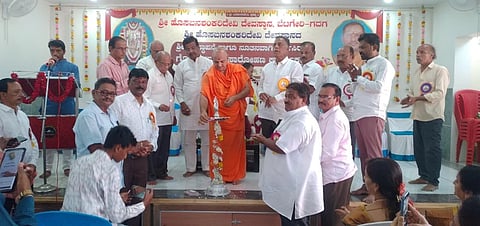   ಬೆಟಗೇರಿಯ ಹೊಸ ಬನಶಂಕರಿ ದೇವಸ್ಥಾನದಲ್ಲಿ ಏರ್ಪಡಿಸಿದ್ದ ಕಳಸಾರೋಹಣ ಕಾರ್ಯಕ್ರಮವನ್ನು ದಯಾನಮದ ಪುರಿ ಶ್ರೀಗಳು  ಉದ್ಘಾಟಿಸಿದರು. ಅನಿಲ ಗಡ್ಡಿ. ರಾವೇಂದ್ರ ಯಳವತ್ತಿ, ರ್ಪೂಣಿಮಾ ಭರದ್ವಾಡ, ಮಲ್ಲಿಕಾರ್ಜುನ ಬೆಲ್ಲದ, ಅಶೋಕ ಹೊನ್ನಳ್ಳಿ, ವಿಶ್ವನಾಥ ವನಕಿಯವರ, ಈಶ್ವರ ಯಳವತ್ತಿ, ಅಶೋಕ ಅಂಟಿನ, ಮಂಜುನಾಥ ಹರವಿ, ಪ್ರವಿಣ ಚಾವಲಾ ಇತರರು ಇದ್ದರು.