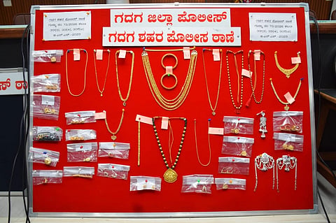 ಗದಗ ಜಿಲ್ಲಾ ಪೊಲೀಸ್​ ಭವನದಲ್ಲಿ ಮನೆ ಹಾಗೂ ದೇವಸ್ಥಾನ ಕಳ್ಳತನ ಪ್ರಕರಣದಲ್ಲಿ ವಶಪಡಿಸಿಕೊಂಡ ಸ್ವತ್ತುಗಳನ್ನು ಪ್ರದಶಿರ್ಸಲಾಯಿತು. 