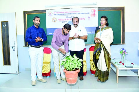 ಗೋಕಾಕ ನಗರದ ಸಿದ್ಧಲಿಂಗೇಶ್ವರ ಪದವಿ ಮಹಾವಿದ್ಯಾಲಯದಲ್ಲಿ ಹಮ್ಮಿಕೊಂಡಿದ್ದ ಉದ್ಯೋಗ ನಿಯೋಜನೆ ಕಾರ್ಯಕ್ರಮವನ್ನು ಗಣ್ಯರು ಉದ್ಘಾಟಿಸಿದರು. ಜೀವನಕುಮಾರ, ಅರ್ಪಣಾ ಕುಲಕರ್ಣಿ ಇತರರಿದ್ದರು.