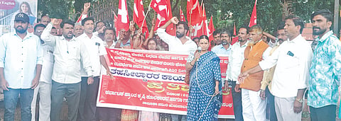 ಬೀದರ್​ ಜಿಲ್ಲೆ ಬರಪೀಡಿತ ಘೋಷಿಸಲು ಆಗ್ರಹಿಸಿ ಕೃಷಿ ಕೂಲಿಕಾರರ ಸಂಘದಿಂದ ಹುಮನಾಬಾದ್​ನಲ್ಲಿ ಶುಕ್ರವಾರ ಪ್ರತಿಭಟನಾ ಮೆರವಣಿಗೆ ನಡೆಯಿತು. ಜಿಲ್ಲಾಧ್ಯ ಇಸಾಮೋದ್ದಿನ್​, ತಾಲೂಕು ಅಧ್ಯ ದೇವಾನಂದ ಗಾಯಕವಾಡ, ಅಮರ ಹುಣಸಗೇರಾ, ಅಂಬುಬಾಯಿ ಮಾಳಗೆ, ಬಸವರಾಜ ಮಾಳಗೆ ಇತರರಿದ್ದರು.