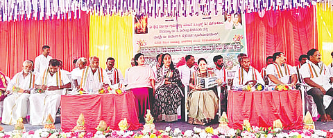 ಎಚ್.ಡಿ.ಕೋಟೆ ತಾಲೂಕಿನ ಬಿದರಹಳ್ಳಿ ಗ್ರಾಮದಲ್ಲಿ ಶ್ರೀಕ್ಷೇತ್ರ ಧರ್ಮಸ್ಥಳ ಗ್ರಾಮಾಭಿವೃದ್ಧಿ ಯೋಜನೆ ಮತ್ತು ಬಿದರಹಳ್ಳಿ ಮತ್ತು ಬೀಚನಹಳ್ಳಿ ವಲಯದ ವತಿಯಿಂದ ಆಯೋಜಿಸಿದ್ದ ಸಾಮೂಹಿಕ ಸತ್ಯನಾರಾಯಣ ಪೂಜಾ ಕಾರ್ಯಕ್ರಮದಲ್ಲಿ ಗಣ್ಯರು ಭಾಗವಹಿಸಿದ್ದರು.