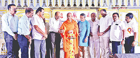 ಎಚ್.ಡಿ.ಕೋಟೆ ಪಟ್ಟಣದ ಆದಿಚುಂಚನಗಿರಿ ಸಮುದಾಯ ಭವನದಲ್ಲಿ ಆದಿಚುಂಚನಗಿರಿ ವಿದ್ಯಾಸಂಸ್ಥೆಯ ಪದವಿ ಪೂರ್ವ ಕಾಲೇಜಿನ ವತಿಯಿಂದ ನಡೆದ ಹಿರಿಯ ವಿದ್ಯಾರ್ಥಿಗಳಿಗೆ ಬೀಳ್ಕೊಡುಗೆ ಸಮಾರಂಭವನ್ನು ಗಣ್ಯರು ಉದ್ಘಾಟಿಸಿದರು. ಪ್ರೊ.ಎಚ್.ಶಿವರಾಜಪ್ಪ, ಸಂತೋಷ್ ಚಕ್ಕೋಡಿ, ಶ್ರೀ ಸೋಮೇಶ್ವರನಾಥ ಸ್ವಾಮೀಜಿ, ಭಾಸ್ಕರ್, ಕೃಷ್ಣೇಗೌಡ, ಹರೀಶ್‌ಗೌಡ, ನರಸಿಂಹೇಗೌಡ ಇದ್ದರು.