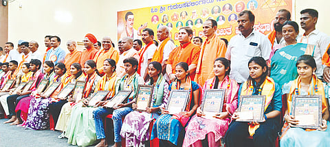 ಎಚ್.ಡಿ.ಕೋಟೆ ಪಟ್ಟಣದ ಶ್ರೀ ಶಿವರಾತ್ರಿಶ್ವರ ಮಂಗಳ ಮಂಟಪದಲ್ಲಿ ಆಯೋಜಿಸಿದ್ದ ಬಸವೇಶ್ವರರ ಜಯಂತಿ ಕಾರ್ಯಕ್ರಮದಲ್ಲಿ ಎಸ್‌ಎಸ್‌ಎಲ್‌ಸಿ ಪರೀಕ್ಷೆಯಲ್ಲಿ ಉತ್ತಮ ಅಂಕಗಳಿಸಿದ ವಿದ್ಯಾರ್ಥಿಗಳನ್ನು ಅಭಿನಂದಿಸಲಾಯಿತು.