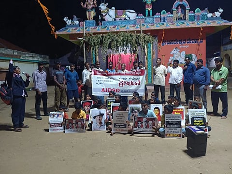 ತಾಲೂಕಿನ ಹಂಪಾಪುರ ಮತ್ತು ಜಿನ್ನಹಳ್ಳಿಯ ಸರ್ಕಾರಿ ಹಿರಿಯ ಪ್ರಾಥಮಿಕ ಶಾಲೆಯನ್ನು ಕೆ.ಪಿ.ಎಸ್ ಮ್ಯಾಗ್ನೆಟ್ ಹೆಸರಿನಲ್ಲಿ ಮುಚ್ಚಲು ಹೊರಟಿರುವ ಸರ್ಕಾರದ ನಡೆ ಖಂಡಿಸಿ ಎಐಡಿಎಸ್‌ಒ ನೇತೃತ್ವದಲ್ಲಿ ಬುಧವಾರ ಗ್ರಾಮಸ್ಥರು, ಪಾಲಕರು ಹಾಗೂ ವಿದ್ಯಾರ್ಥಿಗಳು ಹಂಪಾಪುರ ಗ್ರಾಮದ ಶಾಲಾ ಆವರಣದಲ್ಲಿ ಪ್ರತಿಭಟನೆ ನಡೆಸಿದರು.