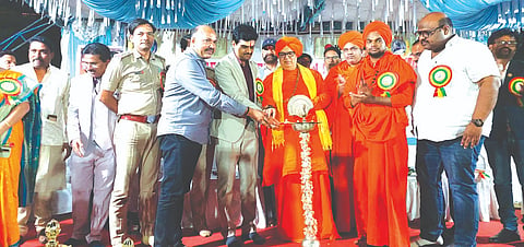 ಹುಕ್ಕೇರಿ ಹೊರವಲಯದ ಬಾಪೂಜಿ ಶಿಕ್ಷಣ ಸಂಸ್ಥೆ ಆವರಣದಲ್ಲಿ ಹಮ್ಮಿಕೊಂಡಿದ್ದ ೧೮ನೇ ಕಿರಿಯರ ರಾಷ್ಟ್ರೀಯ ಚಾಂಪಿಯನ್ ಪಂದ್ಯಾವಳಿಯನ್ನು ಗಣ್ಯರು ಉದ್ಘಾಟಿಸಿದರು. ಡಾ.ಈಶ್ವರ ಉಳ್ಳಾಗಡ್ಡಿ, ಚಂದ್ರಶೇಖರ ಶಿವಾಚಾರ್ಯರು, ಶಿವಬಸವ ಸ್ವಾಮೀಜಿ, ಎ.ಎಸ್.ಬೂದಿಗೊಪ್ಪ ಇತರರಿದ್ದರು.