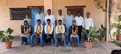 ಎಸ್‌ಎಸ್‌ಎಲ್‌ಸಿ ಪರೀಕ್ಷೆಯಲ್ಲಿ ಉತ್ತಮ ಅಂಕ ಗಳಿಸಿದ ಹಂದಿಗುಂದ ಗ್ರಾಮದ ಎಂಎಚ್‌ಎಂ ದಿವಾಕರ ಪ್ರೌಢಶಾಲೆಯ ಮಹಮ್ಮದ್‌ರೆಹಾನ್ ನದ್ಾ, ಪ್ರಜ್ವಲ ಕರಿಗಾರ, ಧರೆಪ್ಪ ಬಿರಾಜ, ರುಕ್ಮವ್ವ ದೇವರವರ, ದೀಪಾ ಹೊಸಾಲಿ ಅವರನ್ನು ಸನ್ಮಾನಿಸಲಾಯಿತು. ಪ್ರಭಾಕರ ದಿವಾಕರ, ಮುಖ್ಯಶಿಕ್ಷಕ ಡಿ.ಎಂ.ಬ್ಯಾಕೂಡ ಇತರರು ಇದ್ದರು.
