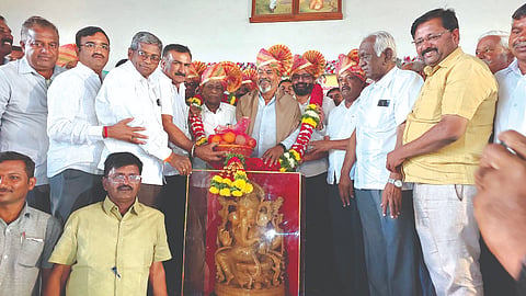 ಹುಕ್ಕೇರಿ ವಿಶ್ವರಾಜ ಭವನದಲ್ಲಿ ಬಿಡಿಸಿಸಿ ಬ್ಯಾಂಕ್ ನಿರ್ದೇಶಕ ರಮೇಶ ಕತ್ತಿ ಅವರನ್ನು ತಾಲೂಕಿನ ಪಿಕೆಪಿಎಸ್‌ಗಳ ಪರವಾಗಿ ಸನ್ಮಾನಿಸಲಾಯಿತು. ನಿಖಿಲ ಕತ್ತಿ, ಎ.ಬಿ.ಪಾಟೀಲ, ಸತ್ತೆಪ್ಪ ನಾಯಿಕ, ಎಚ್.ಎಲ್.ಪೂಜೇರಿ ಇತರರಿದ್ದರು.