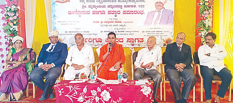 ಜುಗೂಳ ಗ್ರಾಮದ ಕರ್ನಾಟಕ ಶಿಕ್ಷಣ ಸಮಿತಿ ಪ್ರೌಢಶಾಲೆಯಲ್ಲಿ ಮುಖ್ಯಶಿಕ್ಷಕರಾಗಿ ಸೇವೆ ಸಲ್ಲಿಸಿ ನಿವೃತ್ತರಾದ ಎಂ.ಸಿ.ಹೂಗಾರ ಸನ್ಮಾನ ಕಾರ್ಯಕ್ರಮದಲ್ಲಿ ಚಿಂಚಣಿ ಸಿದ್ಧ ಸಂಸ್ಥಾನ ಮಠದ ಶಿವಪ್ರಸಾದ ದೇವರು ಮಾತನಾಡಿದರು. ಪರಸಗೌಡ ಪಾಟೀಲ, ಆನಂದಮೂರ್ತಿ ಕುಲಕರ್ಣಿ, ಬಾಬಾಸಾಹೇಬ ಪಾಟೀಲ ಇತರರಿದ್ದರು.
