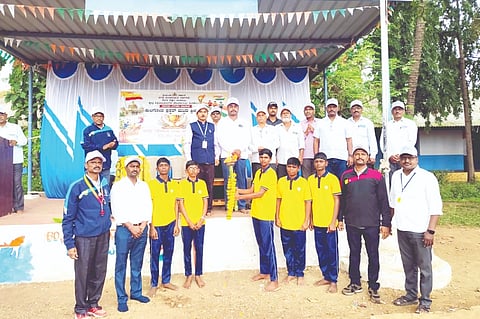 ಕುಲಗೋಡ ಗ್ರಾಮದ ಎನ್​ಎಸ್​ಎ್​ ಶಾಲಾ ಮೈದಾನದಲ್ಲಿ ಹಮ್ಮಿಕೊಂಡಿದ್ದ ಕ್ಲಸ್ಟರ್​ ಮಟ್ಟದ ಕ್ರೀಡಾಕೂಟವನ್ನು ಎಸ್​.ಬಿ.ಹಳಿಗೌಡರ ಉದ್ಘಾಟಿಸಿದರು. ಎಚ್​.ಬಿ.ಪಾಟೀಲ, ಎಸ್​.ಪಿ.ಕಬ್ಬೂರಮಠ ಇತರರಿದ್ದರು.