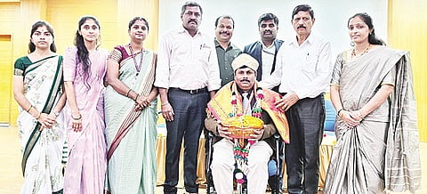 ಕೆ.ಎಂ.ದೊಡ್ಡಿಯ ಭಾರತೀ ವಿದ್ಯಾ ಸಂಸ್ಥೆಯ ಕುವೆಂಪು ಸಭಾಂಗಣದಲ್ಲಿ ಆಯೋಜಿಸಿದ್ದ ಬೀಳ್ಕೊಡುಗೆ ಸಮಾರಂಭದಲ್ಲಿ ಡಾ.ಕೆ.ಎಸ್. ಅಮೃತೇಶ್ ಅವರನ್ನು ಅಭಿನಂದಿಸಲಾಯಿತು. 