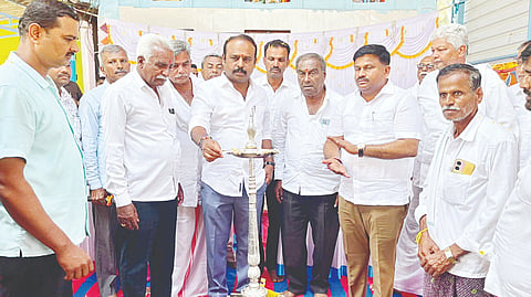 ಯಡಗನಹಳ್ಳಿಯಲ್ಲಿ 5 ಕೋಟಿ ವೆಚ್ಚದ ರಸ್ತೆ ಅಭಿವೃದ್ಧಿ ಕಾಮಗಾರಿಯ ವೇದಿಕೆ ಕಾರ್ಯಕ್ರಮವನ್ನು ಶಾಸಕ ಕದಲೂರು ಉದಯ್ ಉದ್ಘಾಟಿಸಿದರು. ಬಿ.ಬಸವರಾಜು, ಎ.ಎಸ್. ರಾಜೀವ್, ಗೋಪನಹಳ್ಳಿ ಕೆಂಪರಾಜು,  ಕೆಂಚೇಗೌಡ, ರೈಸ್ ಮಿಲ್ ಪುಟ್ಟೇಗೌಡ ಇತರರಿದ್ದರು.