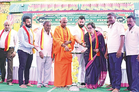 ದೊಡ್ಡರಸಿನಕರೆ ಗ್ರಾಮದಲ್ಲಿ ಚಿತ್ರನಟ ಡಾ.ಅಂಬರೀಷ್ ಅವರ ಪುತ್ಥಳಿ ಮಂಟಪ ಅನಾವರಣ ಹಾಗೂ ಅಂಬಿ ರಂಗಮಂದಿರವನ್ನು ಕೆಂಗೇರಿಯ ವಿಶ್ವ ಒಕ್ಕಲಿಗರ ಮಠದ ಪೀಠಾಧ್ಯಕ್ಷ ಶ್ರೀನಿಶ್ಚಲಾನಂದನಾಥಸ್ವಾಮೀಜಿ ಉದ್ಘಾಟಿಸಿದರು. ಸುಮಲತಾ ಅಂಬರೀಷ್, ಅಭಿಷೇಕ್ ಅಂಬರೀಷ್, ಸಮಾಜ ಸೇವಕ ಕದಲೂರು ರವಿ ಮತ್ತಿತರರಿದ್ದರು.