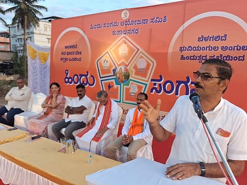 ಕುಶಾಲನಗರದ ಹಿಂದೂ ಸಂಗಮ ಆಯೋಜನಾ ಸಮಿತಿ ಭಾನುವಾರ ನಗರದಲ್ಲಿ ಆಯೋಜಿಸಿದ್ದ ಹಿಂದೂ ಸಂಗಮ ಸಭಾ ಕಾರ್ಯಕ್ರಮದಲ್ಲಿ ರವೀಂದ್ರ ಪುತ್ತೂರು ಮಾತನಾಡಿದರು. ಟಿ.ಆರ್.ಶರವಣಕುಮಾರ್, ದೇವಿ ಪ್ರಸಾದ್, ವಿಶ್ವಜ್ಞಾನಿ ಡಾ.ಅಂಬೇಡ್ಕರ್ ಸಂಘದ ಅಧ್ಯಕ್ಷ ಲೋಕೇಶ್ ಪುಂಡಾರಿ, ಸಾಹಿತಿ ಹಂಚೆಟ್ಟಿರ ಫ್ಯಾನ್ಸಿ ಮುತ್ತಣ್ಣ ಮತ್ತಿತರರಿದ್ದರು.