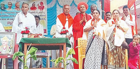 ಕುಷ್ಟಗಿ ಸಮೀಪದ ವನಜಬಾವಿ ಗ್ರಾಮದಲ್ಲಿ ರಾಷ್ಟ್ರೀಯ ಬಸವದಳದಿಂದ ಬಸವ ಜಯಂತಿ ಕಾರ್ಯಕ್ರಮ ಹಮ್ಮಿಕೊಳ್ಳಲಾಗಿತ್ತು. ಬಸವ ದಳದ ಗೌರವಾಧ್ಯಕ್ಷ ದೇವಪ್ಪ ಕೋಳೂರು, ಶ್ರೀ ವಿರತೀಶಾನಂದ ಸ್ವಾಮೀಜಿ, ಡಾ.ಲಿಂಗಾನಂದ ಸ್ವಾಮೀಜಿ ಇತರರಿದ್ದರು.