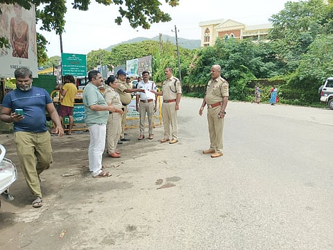 ನಾಕಾಬಂದಿ ಮಾಡಿ ಭಾರಿ ವಾಹನ ತಡೆಯಲಾಯಿತು.