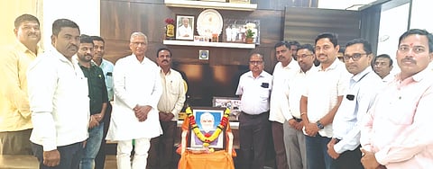 ಕೆಂಪವಾಡ ಜನಸಂಪರ್ಕ ಕಚೇರಿಯಲ್ಲಿ ಅಟಲ್ ಬಿಹಾರಿ ವಾಜಪೇಯಿ ಜಯಂತಿ ಆಚರಿಸಲಾಯಿತು. ಶ್ರೀಮಂತ ಪಾಟೀಲ, ಶ್ರೀನಿವಾಸ ಪಾಟೀಲ ಇತರರಿದ್ದರು.