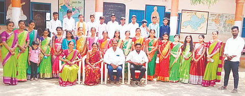 ಕಕಮರಿ ಗ್ರಾಮದ ಅಮ್ಮಾಜೇಶ್ವರಿ ಕನ್ನಡ ಮಾಧ್ಯಮ ಹಿರಿಯ ಪ್ರಾಥಮಿಕ ಶಾಲೆಯಲ್ಲಿ 7ನೇ ತರಗತಿ ವಿದ್ಯಾರ್ಥಿಗಳ ಬೀಳ್ಕೊಡುಗೆ ಸಮಾರಂಭದಲ್ಲಿ ಬಿ.ವಿ.ಅಸ್ಕಿ, ಕಲ್ಮೇಶ ಕನ್ನಾಳ, ಪ್ರಕಾಶ ದಾನಪ್ಪಗೋಳ ಇತರರಿದ್ದರು.