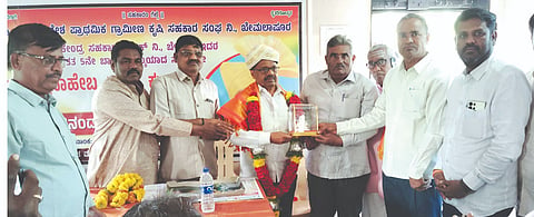 ಖೇಮಲಾಪುರದ ಜನತಾ ವಿವಿಧೋದ್ಧೇಶ ಪಿಕೆಪಿಎಸ್ ಸಂಘದ ಕಾರ್ಯಾಲಯದಲ್ಲಿ ಬಿಡಿಸಿಸಿ ಬ್ಯಾಂಕ್ ನಿರ್ದೇಶಕ ಅಪ್ಪಾಸಾಹೇಬ ಕುಲಗುಡೆ ಅವರನ್ನು ಸನ್ಮಾನಿಸಲಾಯಿತು. ಕಾಡಯ್ಯ ಹಿರೇಮಠ, ಮಹಾದೇವ ಖಡಕಬಾವಿ, ಪ್ರಕಾಶ ರಾಯಣ್ಣವರ, ಎಸ್.ಬಿ.ಖಡಕಬಾವಿ ಇತರರಿದ್ದರು.