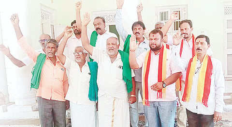 ಕೊಡಗು ಜಿಲ್ಲೆಯಿಂದ ಹೊರಟಿದ್ದ ರೈತರನ್ನು ತಡೆದು ಬಂಧನ ಮಾಡಿರುವುದನ್ನು ಖಂಡಿಸಿ ರಾಜ್ಯ ರೈತ ಸಂಘ ಹಾಗೂ ಕಸ್ತೂರಿ ಕರ್ನಾಟಕ ಜನಪರ ವೇದಿಕೆಯಿಂದ ಮದ್ದೂರು ಪ್ರವಾಸಿ ಮಂದಿರದಲ್ಲಿ ಶನಿವಾರ ಪ್ರತಿಭಟಿಸಲಾಯಿತು. ವಿ.ಸಿ.ಉಮಾಶಂಕರ್, ಕೀಳಘಟ್ಟ ನಂಜುಂಡಯ್ಯ, ವಿ.ಎಚ್.ಪ್ರಭುಲಿಂಗು, ಅಣ್ಣೂರು ಮಹೇಂದ್ರ, ಪುಟ್ಟಸ್ವಾಮಿ, ವೆಂಕಟೇಶ್ ಇದ್ದರು.