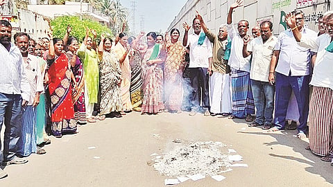 ನಗರಸಭೆಯ ಬಜೆಟ್‌ನ ಕರಡು ಪ್ರತಿಗಳನ್ನು ಸುಡುವ ಮೂಲಕ ಗೆಜ್ಜಲಗೆರೆ ಗ್ರಾಪಂ ಆವರಣದಲ್ಲಿ ಪ್ರತಿಭಟನೆ ಮಾಡಲಾಯಿತು. ಸುನಂದಾ ಜಯರಾಮು, ಜಿ.ಪಿ.ಯೋಗೇಶ್, ಮೋಹನ್, ಲಿಂಗಪ್ಪಾಜಿ, ವೀರಪ್ಪ, ಶಂಕರ್ ಇತರರು ಇದ್ದರು.