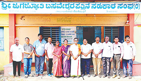 ಮದ್ದೂರು ನಗರದ ಶ್ರೀಜಗಜ್ಯೋತಿ ಬಸವೇಶ್ವರ ಪತ್ತಿನ ಸಹಕಾರ ಸಂಘದ ಆಡಳಿತ ಮಂಡಳಿಗೆ ನೂತನ ಸದಸ್ಯರಾಗಿ ಆಯ್ಕೆಯಾದವರನ್ನು ಅಭಿನಂದಿಸಲಾಯಿತು.