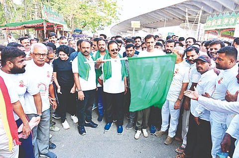 ಮದ್ದೂರಿನಲ್ಲಿ ಆಯೋಜಿಸಿದ್ದ ಬೃಹತ್ ಮ್ಯಾರಥಾನ್(ಕಾಲ್ನಡಿಗೆ)ಗೆ ಕೃಷಿ ಸಚಿವ ಎನ್.ಚಲುವರಾಯಸ್ವಾಮಿ ಚಾಲನೆ ನೀಡಿದರು. ಕೆ.ಎಂ.ಉದಯ್, ದಿನೇಶ್‌ಗೂಳಿಗೌಡ, ಶೋಭಾರಾಣಿ, ಸಿ.ಡಿ.ಗಂಗಾಧರ್, ಚಲುವರಾಜು ಇದ್ದರು.