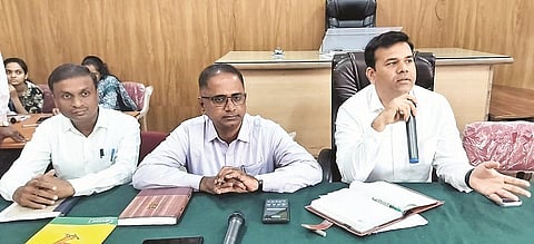 ಮದ್ದೂರು ನಗರದ ತಾಲೂಕು ಕಚೇರಿ ಸಭಾಂಗಣದಲ್ಲಿ ಆಯೋಜಿಸಿದ್ದ ಸಭೆಯಲ್ಲಿ ತಹಸೀಲ್ದಾರ್ ಪರಶುರಾಮ್ ಸತ್ತಿಗೇರಿ ಮಾತನಾಡಿದರು. ರಾಮಲಿಂಗಯ್ಯ, ಸೋಮಶೇಖರ್ ಇದ್ದರು.