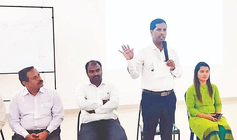 ಸೋಮನಹಳ್ಳಿ ಸರ್ಕಾರಿ ಉಪಕರಣಗಳ ತರಬೇತಿ ಕೇಂದ್ರ ಕಾಲೇಜಿನಲ್ಲಿ ಆಯೋಜಿಸಲಾಗಿದ್ದ (ಎಸ್‌ಐಆರ್) ತಾಲೂಕು ಮಟ್ಟದ ತರಬೇತಿ ಕಾರ್ಯಾಗಾರದಲ್ಲಿ ಜಿಲ್ಲಾಧಿಕಾರಿ ಡಾ.ಕುಮಾರ್ ಮಾತನಾಡಿದರು. ರಾಧಿಕಾ, ಮತದಾರರ ನೋಂದಣಾಧಿಕಾರಿ, ಚುನಾವಣಾ ವಿಭಾಗದ ಸಿಬ್ಬಂದಿ ಇದ್ದರು.