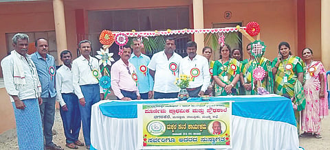 ಮದ್ದೂರು ತಾಲೂಕಿನ ನಗರಕೆರೆ ಗ್ರಾಮದ ಪೂರ್ಣಿಮಾ ಪ್ರೌಢಶಾಲೆ ಆವರಣದಲ್ಲಿ ಆಯೋಜಿಸಿದ್ದ ಮಕ್ಕಳ ಸಂತೆಯನ್ನು ಯೋಧ ನಂದೀಶ್ ಉದ್ಘಾಟಿಸಿದರು. ಸಂದೀಪ್, ಶಿವಪ್ಪ, ಜಿ.ಜೆ.ಕೃಷ್ಣ, ಪಂಕಜಾ, ವೀಣಾ, ಭಾರತೀ, ಶಿವಲಿಂಗಯ್ಯ ಇದ್ದರು.