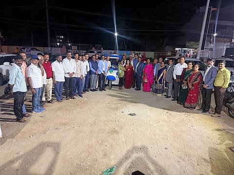 ಮದ್ದೂರು ನಗರದ ಖಾಸಗಿ ಪಾರ್ಟಿ ಹಾಲ್‌ನಲ್ಲಿ ನಡೆದ ಕಾರ್ಯಕ್ರಮದಲ್ಲಿ ಅನುಶಾ ಎಂಬ ಮಹಿಳೆಗೆ ಉಚಿತವಾಗಿ ಎಲೆಕ್ಟ್ರಿಕಲ್ ಆಟೋ ವಿತರಿಸಲಾಯಿತು. ಪ್ರೊ.ಎಲಿಜಬೆತ್ ಚರಿಯನ್, ಎಸ್.ಪಿ.ಶ್ರೀನಿವಾಸ್, ರೇಣುಕೇಶ್ವರಸ್ವಾಮಿ, ದೇವದಾಸನ್, ಶಿವಾನಂದ, ಬಿ.ಡಿ.ಹೊನ್ನೇಗೌಡ, ತಿಪ್ಪೂರು ರಾಜೇಶ್, ಅನುಪಮ ಇದ್ದರು.    