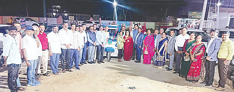 ಮದ್ದೂರು ನಗರದ ಖಾಸಗಿ ಪಾರ್ಟಿ ಹಾಲ್‌ನಲ್ಲಿ ನಡೆದ ಕಾರ್ಯಕ್ರಮದಲ್ಲಿ ಅನುಶಾ ಎಂಬ ಮಹಿಳೆಗೆ ಉಚಿತವಾಗಿ ಎಲೆಕ್ಟ್ರಿಕಲ್ ಆಟೋ ವಿತರಿಸಲಾಯಿತು. ಪ್ರೊ.ಎಲಿಜಾಬೆತ್ ಚರಿಯನ್, ಎಸ್.ಪಿ.ಶ್ರೀನಿವಾಸ್, ರೇಣುಕೇಶ್ವರಸ್ವಾಮಿ, ದೇವದಾಸನ್, ಶಿವಾನಂದ, ಬಿ.ಡಿ.ಹೊನ್ನೇಗೌಡ, ತಿಪ್ಪೂರು ರಾಜೇಶ್, ಅನುಪಮಾ ಇದ್ದರು.                