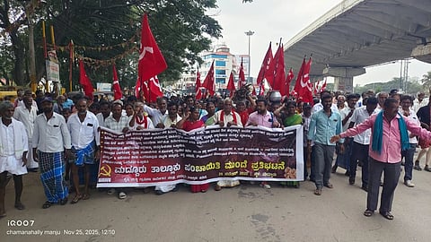 ಕೃಷಿ ಮತ್ತು ಗ್ರಾಮೀಣ ಕಾರ್ಮಿಕರ ಸಮಸ್ಯೆಗಳನ್ನು ಈಡೇರಿಸುವಂತೆ ಒತ್ತಾಯಿಸಿ ಕೃಷಿ ಮತ್ತು ಗ್ರಾಮೀಣ ಕೂಲಿ ಕಾರ್ಮಿಕರು ಮದ್ದೂರಿನಲ್ಲಿ ಮಂಗಳವಾರ ಬೃಹತ್ ಪ್ರತಿಭಟನಾ ಮೆರವಣಿಗೆ ನಡೆಸಿದರು. ಟಿ.ಪಿ.ಅರುಣ್‌ಕುಮಾರ್, ಹುನುಮೇಶ್, ಶೋಭಾ, ಜಯಮ್ಮ, ಗಾಳಿಹೊನ್ನಯ್ಯ ಇತರರಿದ್ದರು.