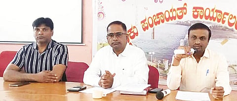 ಮದ್ದೂರು ಪಟ್ಟಣದ ತಾ.ಪಂ. ಸಭಾಂಗಣದಲ್ಲಿ ನಡೆದ ವಿಶ್ವಮಾನವ ಹಾಗೂ ಅಮರಶಿಲ್ಪಿ ಜಕಣಾಚಾರಿ ಸಂಸ್ಮರಣಾ ದಿನಾಚರಣೆಯ ಪೂರ್ವಭಾವಿ ಸಭೆ ವೇಳೆ ಗ್ರೇಡ್-2 ತಹಸೀಲ್ದಾರ್ ಸೋಮಶೇಖರ್ ಮಾತನಾಡಿದರು. ರಾಮಲಿಂಗಯ್ಯ, ಸುರೇಶ್ ಇದ್ದರು.